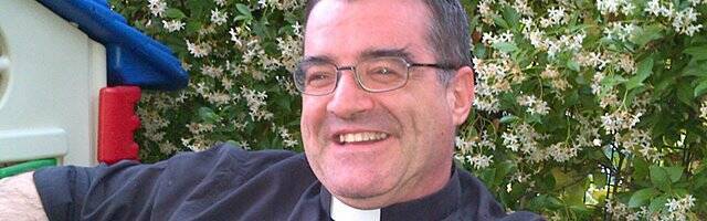 El sacerdote Pablo Cervera, sentado y sonriente.