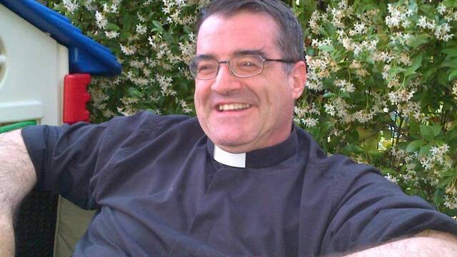El sacerdote Pablo Cervera, sentado y sonriente.