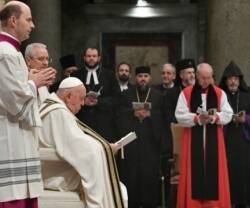 El Papa Francisco con líderes religiosos. 