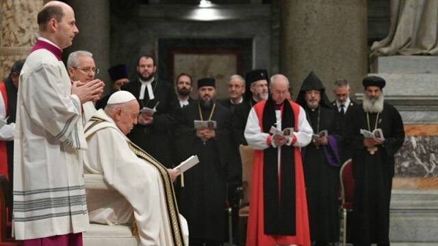 El Papa Francisco con líderes religiosos. 