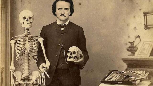 Edgar Allan Poe posa junto a un esqueleto.