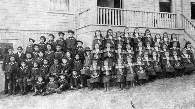 Alumnos de la Escuela Residencial India St Paul, en la ciudad de North Vancouver, en torno a 1905.