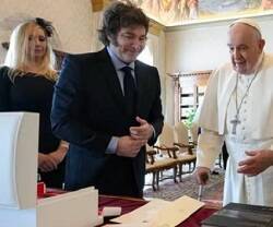 Javier y Karina Milei muestran al Papa Francisco sus regalos protocolarios y personales en su visita al Vaticano