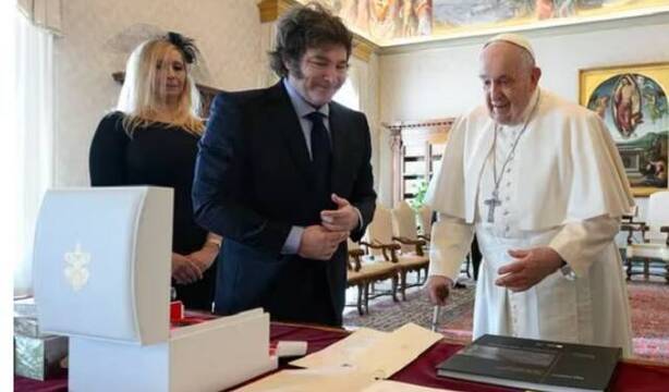 Javier y Karina Milei muestran al Papa Francisco sus regalos protocolarios y personales en su visita al Vaticano