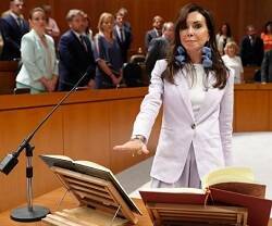 Marta Fernández, de Vox, al jurar en junio como presidenta de las Cortes de Aragón