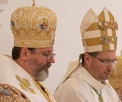 El arzobispo grecocatólico Shevchuk y el Nuncio, con mitra latina, Kubolkas