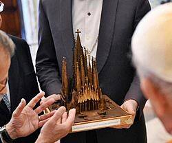 El arquitecto director de la Sagrada Familia, Jordi Faulí, explica al Papa los avances en la culminación del templo. 