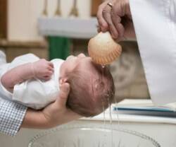 Un niño siendo bautizado. 
