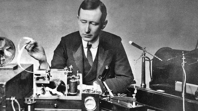 Guillermo Marconi, junto a sus aparatos de radio.