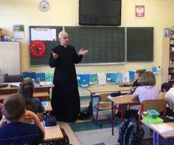 Un sacerdote dando clase de religión en Polonia. 