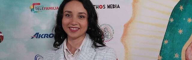 Angélica Chong sonríe en el photocall en Madrid de Guadalupe Madre de la Humanidad