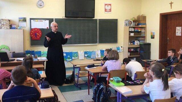 Un sacerdote dando clase de religión en Polonia.
