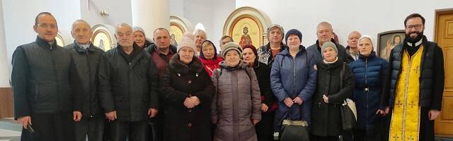 Adultos que por primera vez en su vida se confiesan y comulgan en San Vladimir, Jersón, en Ucrania