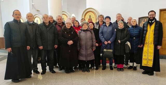 Adultos que por primera vez en su vida se confiesan y comulgan en San Vladimir, Jersón, en Ucrania