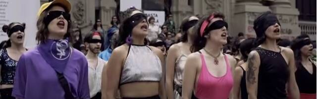 Feministas chilenas cantan El Violador eres Tú en 2019... pero sus vendas pueden expresar su ceguera a la realidad