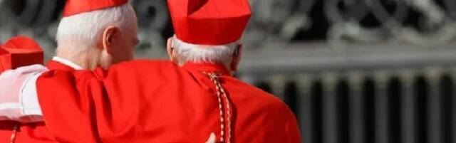 Dos cardenales vestidos de rojo, de pelo blanco, se abrazan en un consistorio