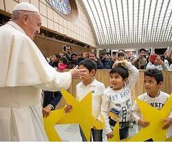 El Papa Francisco con niños que llevan estrellas, poco antes de la Navidad de 20219