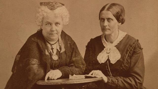 Elizabeth Cady Stanton (1815-1902), a la izquierda de la foto, y Susan B. Anthony (1820-1906).