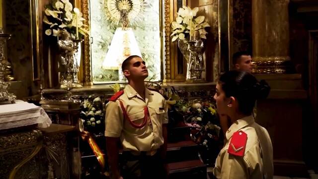Militar jurando ante la Virgen del Pilar.