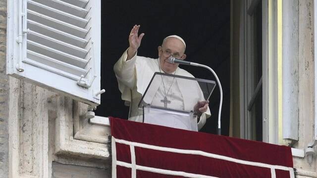 El Papa Francisco rezando el Ángelus