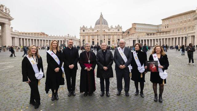 Miembros de la Comisión de Beatificación de Isabel la Católica en Roma. 
