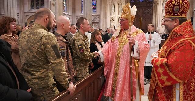 El arzobispo Shevchuk y el cardenal Dolan saludan a militares ucranianos en la catedral de San Patricio en Nueva York