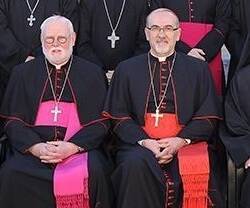 Gallagher sentado junto al cardenal Pizzaballa y los obispos católicos en Jordania