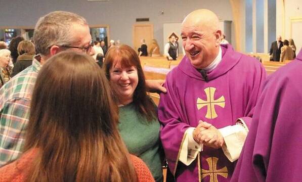 El padre Robert Marciano saluda feligreses en Warwick, al cumplir 40 años de sacerdocio