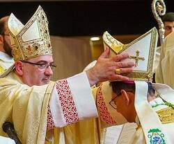 El cardenal Pizzaballa coloca la mitra al nuevo obispo auxiliar Bruno Varriano