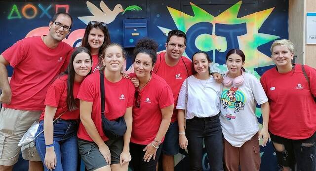 Voluntarios jóvenes de Cáritas en Usera, Andalucía, con camisetas rojas