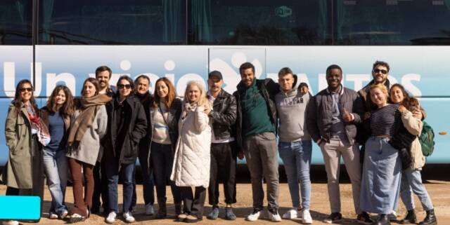 Los 15 viajeros del Viaje Por Tantos en bus exploran lo que hace la Iglesia