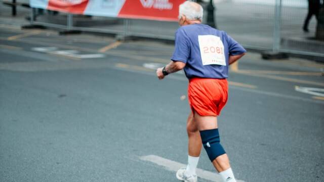 Un anciano corriendo. 