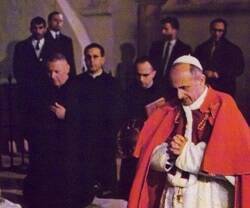 El Papa Pablo VI reza en su visita a Tierra Santa de 1964