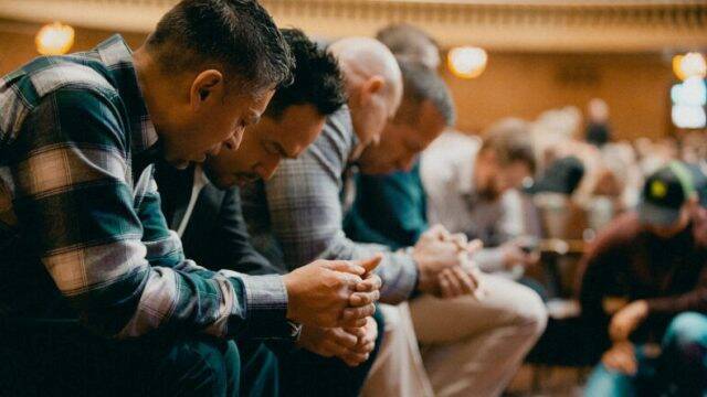 Hombres rezando. 