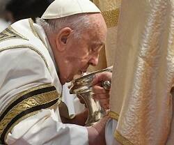El Papa Francisco con la urna de los santos óleos en la Misa Crismal de 2024