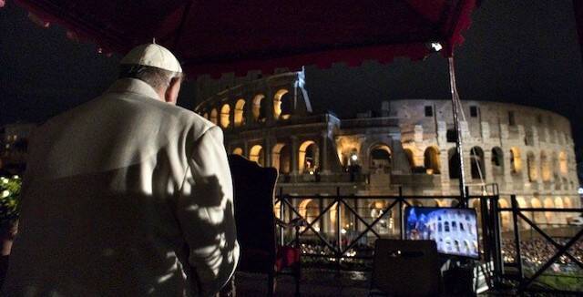 El Papa ante el Coliseo, en el Via Crucis del Viernes Santo de 2018. Foto: Vatican Media.