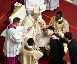 Francisco bautiza a un catecúmeno japonés durante la Vigilia Pascual. Foto: Vatican Media.