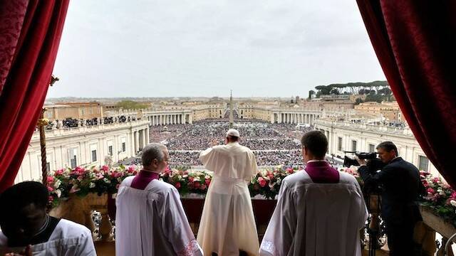 Francisco saluda a la multitud antes de la bendición Urbi et Orbi. Foto: Vatican Media.
