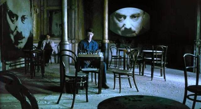 El Chestnut Tree Café donde pasaba sus horas, bajo la mirada ubicua del Gran Hermano, Winston Smith, el protagonista de '1984' de George Orwell. En la imagen, en la versión cinematográfica de Michael Radford en 1984.