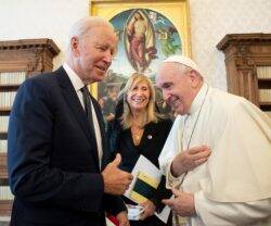 Joe Biden con el Papa Francisco. 