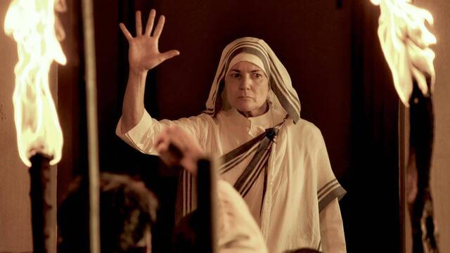 Madre Teresa, interpretada por Jacqueline Fritschi-Cornaz, en una escena de la película en la que frena un intento de asalto a la casa de las Misioneras de la Caridad.