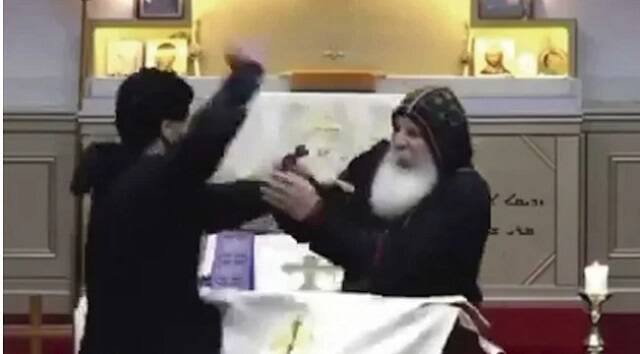 Un joven con cuchillo atacó al obispo asirio de Sídney mientras predicaba ante las cámaras en su parroquia