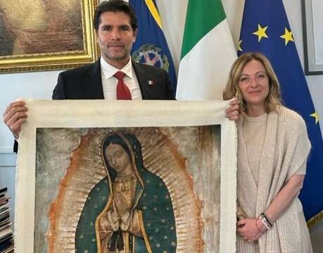 Verástegui muestra la Virgen de Guadalupe que regala a Giorgia Meloni, la Primera Ministra italiana