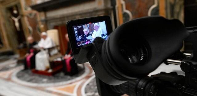 Una cámara enfoca al Papa Francisco, símbolo de la relación entre prensa e Iglesia - foto de VaticanMedia