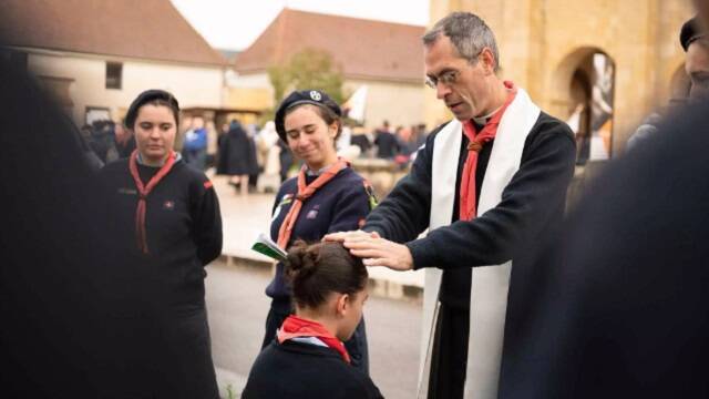 Un capellán en una ceremonia de las Guías de Europa en peregrinación a Vezelay - foto de Aude Dupuy ETN Diaphragme