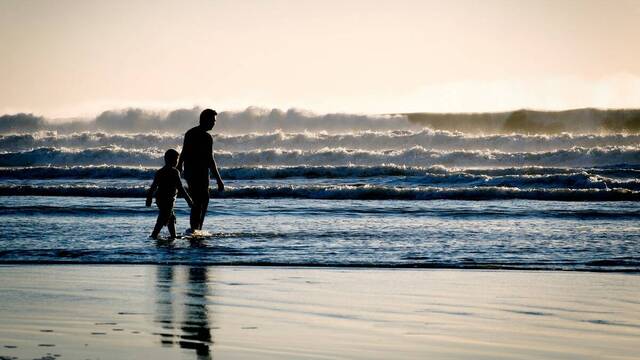 Un padre y un hijo en el mar. 