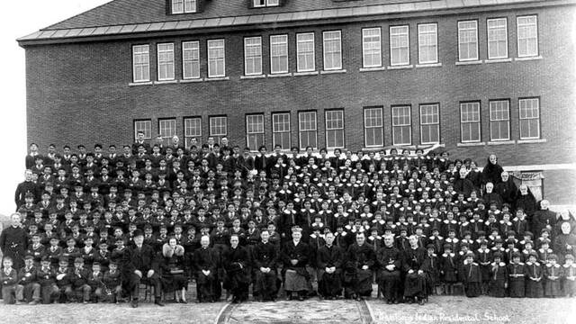 La comunidad educativa de Kamloops en 1937.