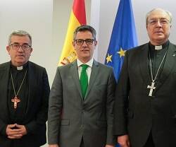 El arzobispo Argüello, a la izquierda, y el obispo García Magán, a la derecha, flanquean al obispo socialista Félix Bolaños