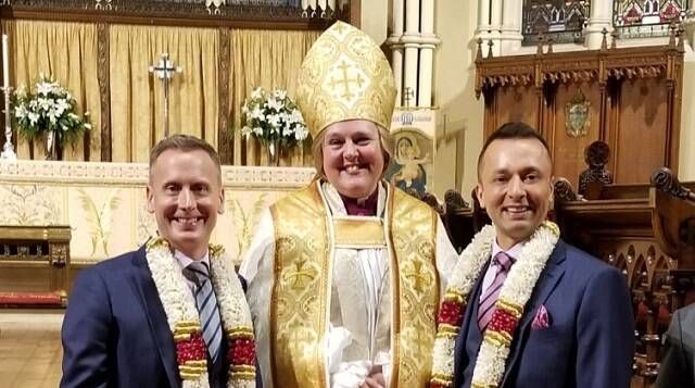 Description: La obispesa Susan Bell celebra en Canadá la boda gay anglicana del obispo gay anglicano Kevin Robertson en 2018