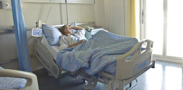 Chica en cama de hospital